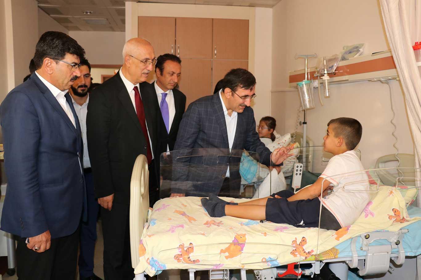 AK Parti Genel Başkan Yardımcısı Yılmaz, tedavi gören öğrencileri ziyaret etti